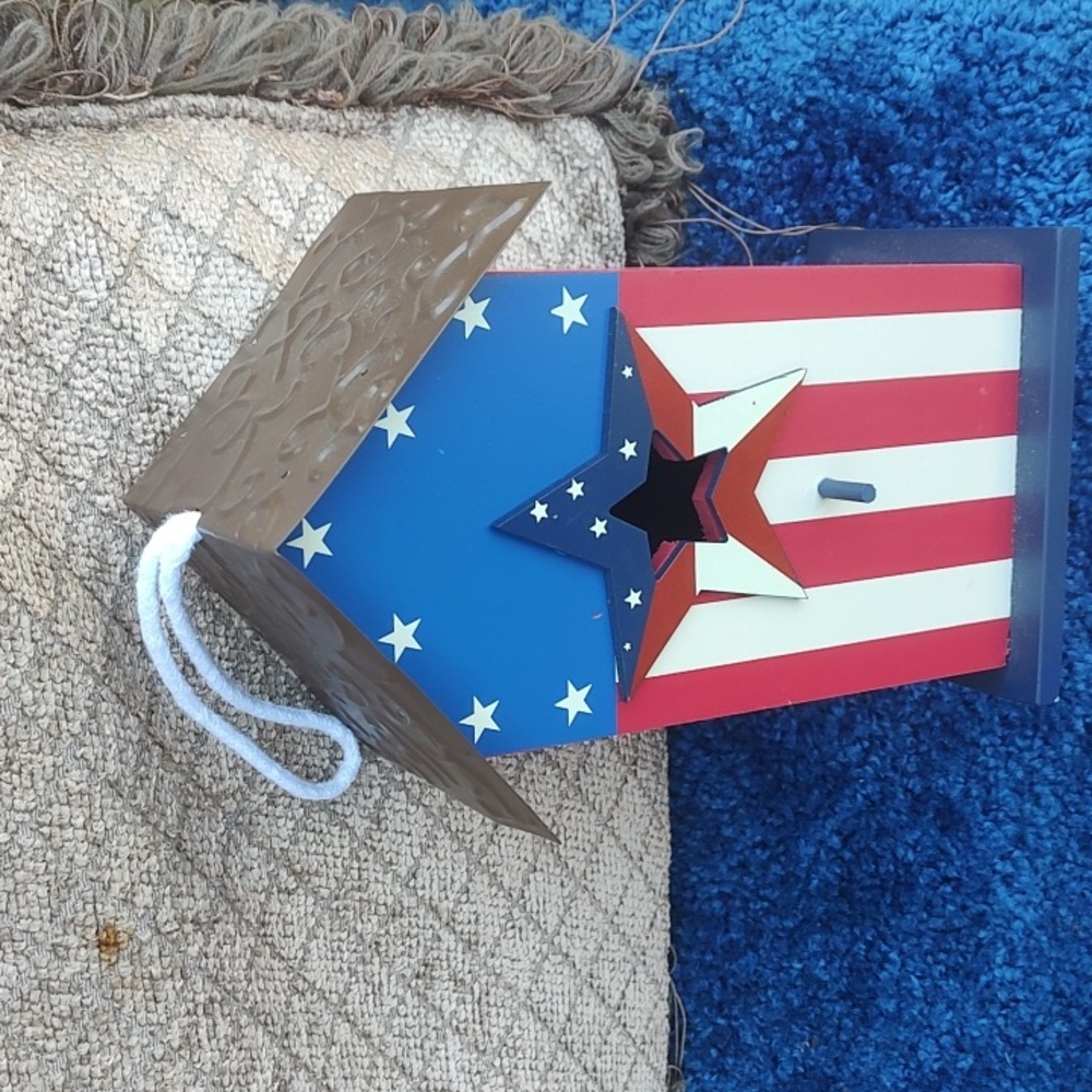 Patriotic Star Birdhouse - Picture 5 of 10
